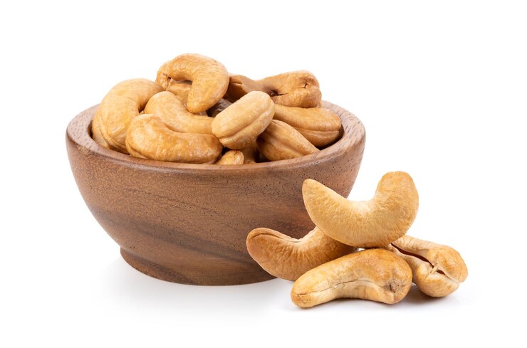 Photo cashew nuts isolated on white background