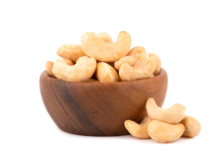 Photo cashew nuts in wooden bowl, isolated on white background.