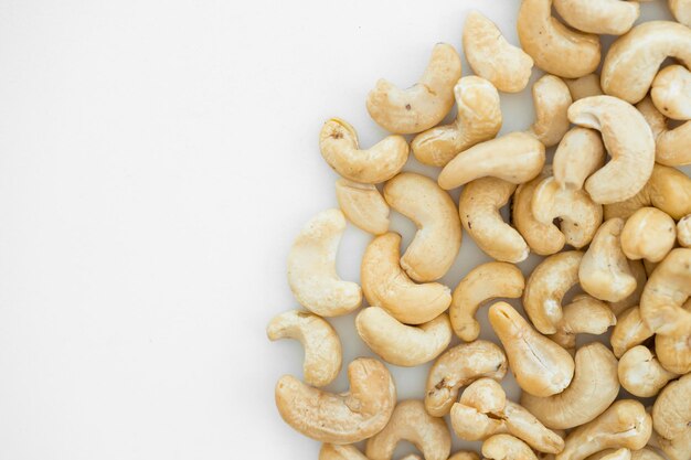 Cashew op een witte achtergrond