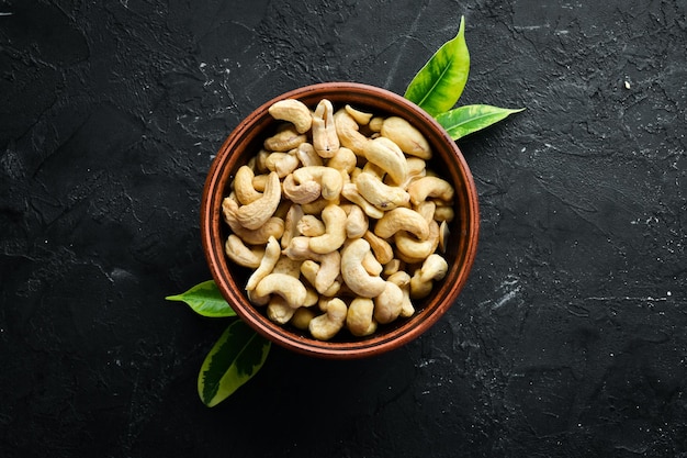 Cashew op een zwarte achtergrond Noten Bovenaanzicht Vrije ruimte voor uw tekst