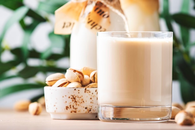 Cashewmelk in flessen Niet-zuivel alternatieve veganistische drank Negatieve ruimte