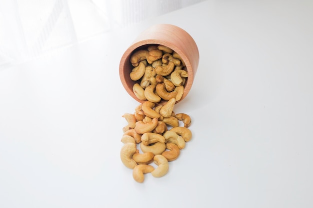 Cashewnoot in Indonesië bekend als Kacang Mete geserveerd in een kleine kom op witte achtergrond