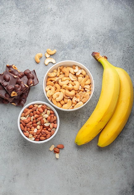 Cashewnoten, bananen en chocolade met hazelnoten