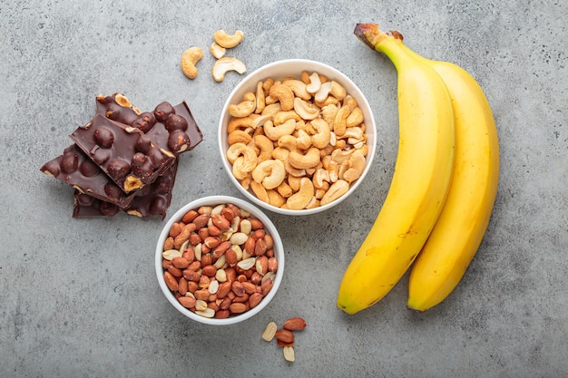 Cashewnoten, bananen en chocolade met hazelnoten