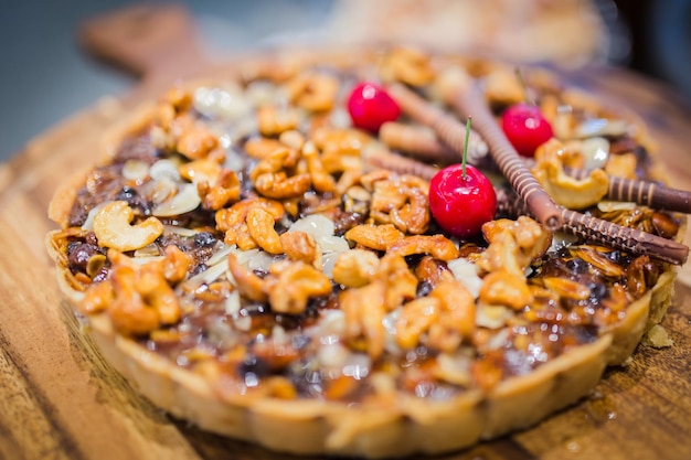 Foto cashewnoten en karamelsiroop op chocoladetaarttaart