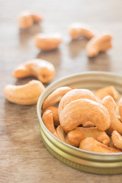 Cashewnoten gebraden zout op verweerde houten tafel