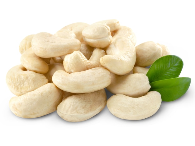 Cashewnoten geïsoleerd op wit