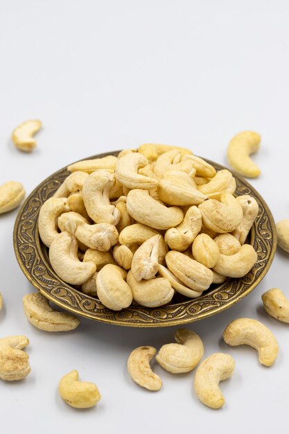 Cashewnoten geïsoleerd op witte achtergrond Biologische noten close-up