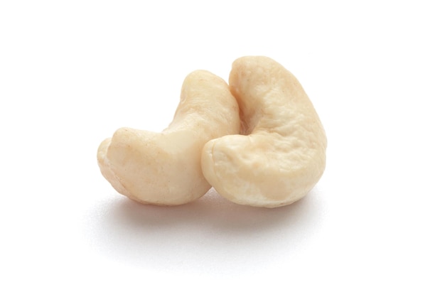 Cashewnoten geïsoleerd op witte achtergrond