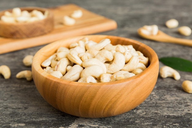 cashewnoten in een houten schaal op tafel achtergrond bovenkant ruimte voor tekst Gezond eten
