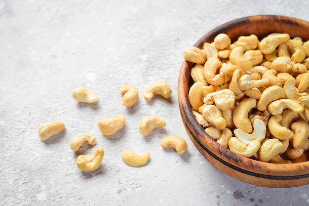 Cashewnoten in een kom Op een stenen achtergrond Bovenaanzicht Vrije ruimte voor tekst