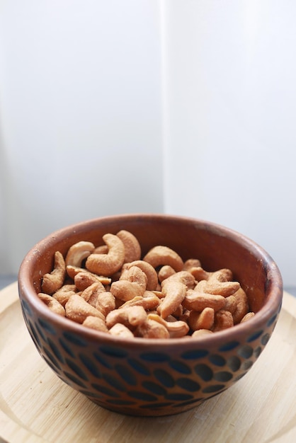 Cashewnoten in een kom op tafel