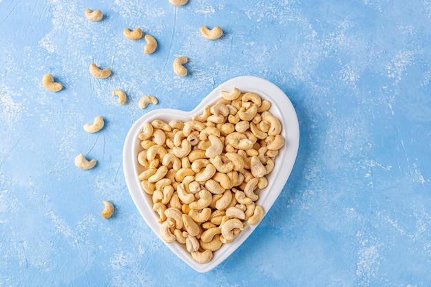 Cashewnoten in hartvormige plaat. Gezonde vegetarische snacks.