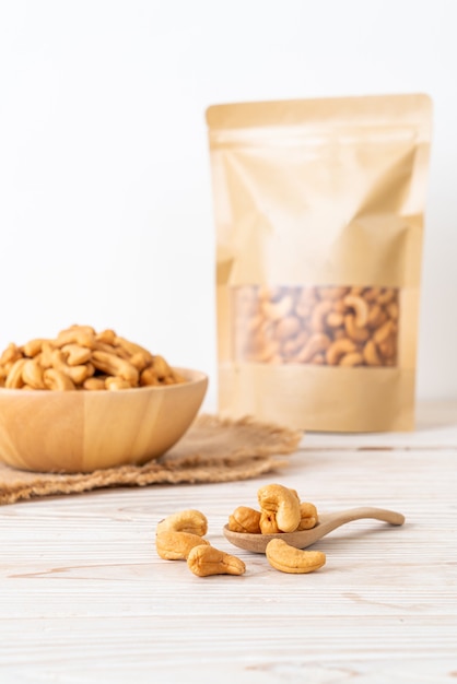 Cashewnoten in houten kom met exemplaarruimte