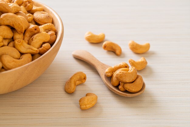 Cashewnoten in houten kom met exemplaarruimte