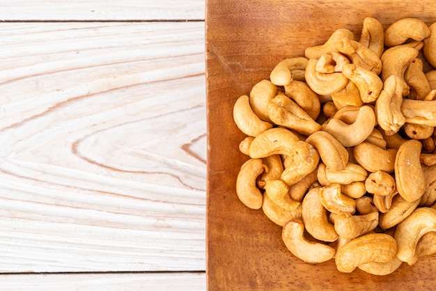 Cashewnoten in houten kom