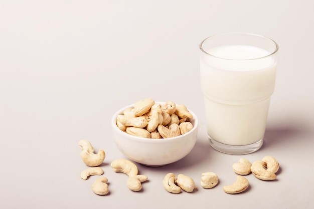 Cashewnoten non-diary melk en noten. Gezondheidszorg en dieet concept.