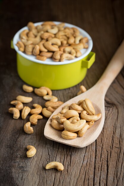 Cashewnoten op een houten lepel