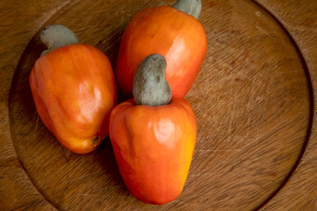 Cashewnoten op een rustieke houten tafel