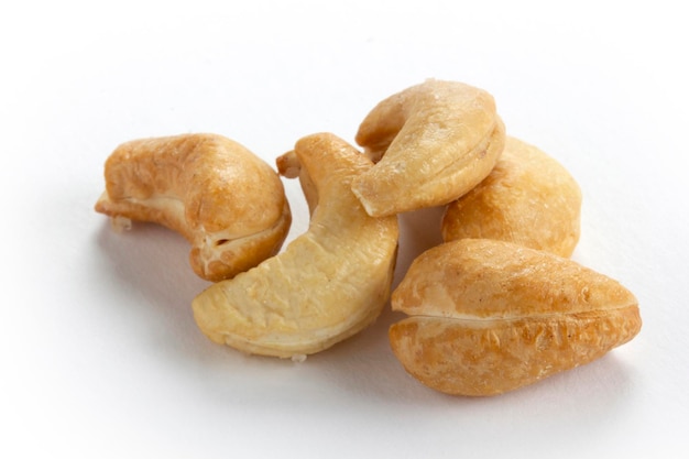 Cashewnoten op een witte achtergrond