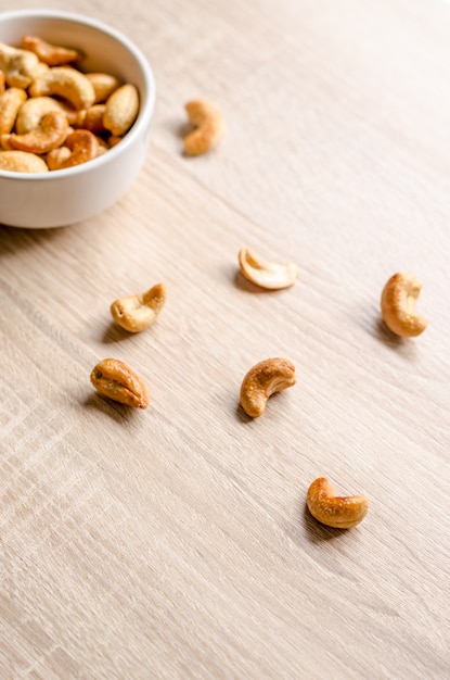 Cashewnoten op houten achtergrond