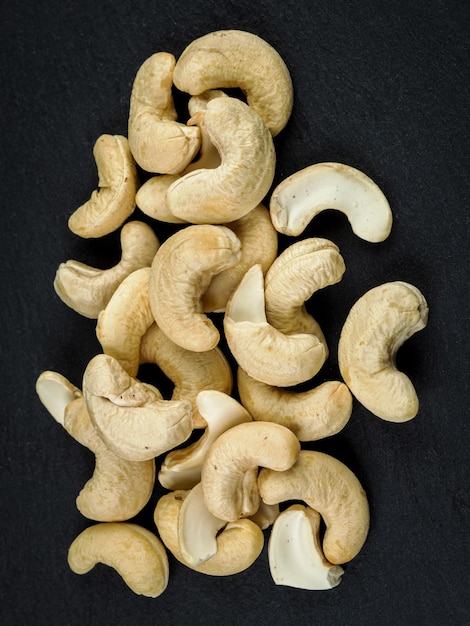 Cashewnoten op zwarte achtergrond.