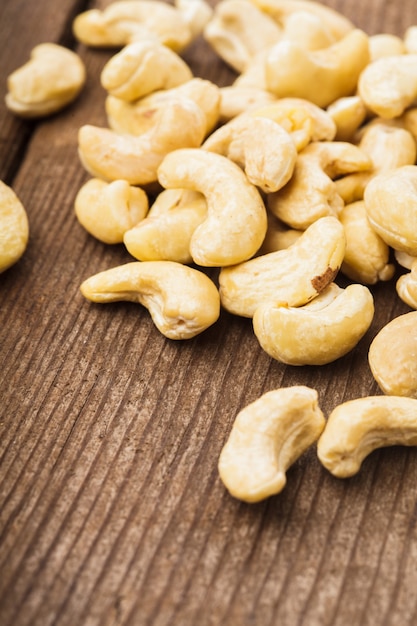 Cashewnoten verspreid op de houten tafel close-up