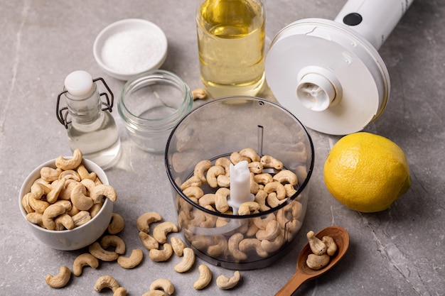 Cashewnotenroomkaas in een witte kom en kookingrediënten