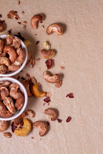 Foto cashews isolati su uno sfondo chiaro vista dall'alto pianeggiante