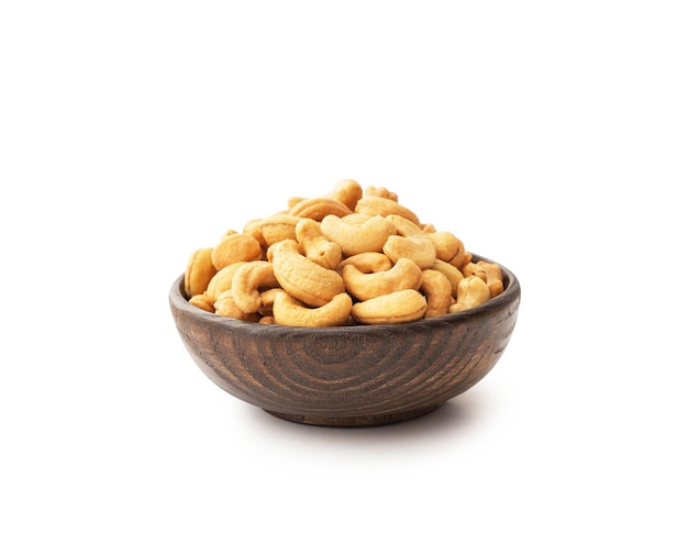 Cashews met houten schaal geïsoleerd op wit