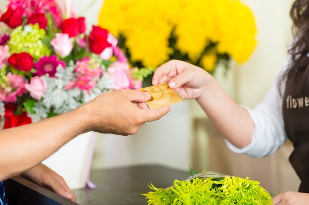 Senza contanti - acquisto di fiori con carta di credito