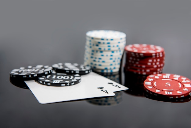 Foto astratta del casinò. gioco di poker su sfondo rosso. tema del gioco d'azzardo.