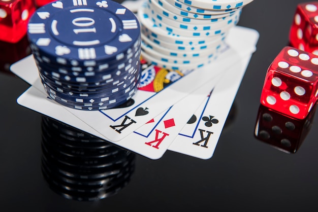 카지노 추상 사진입니다. 빨간색 배경에 포커 게임입니다. 도박 테마.