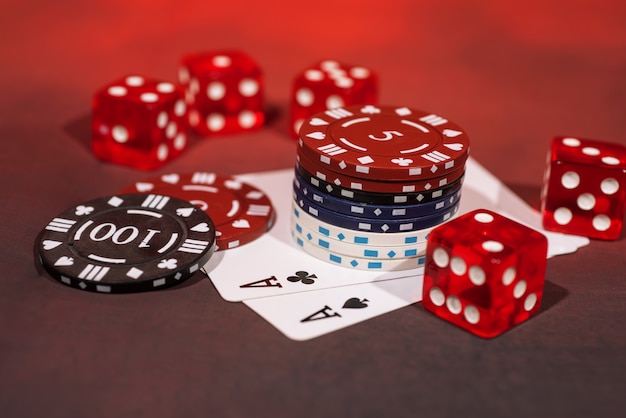 Foto astratta del casinò. gioco di poker su sfondo rosso