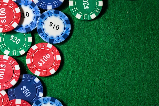 Casino chips grens oppervlak op groene tafel met kopie ruimte