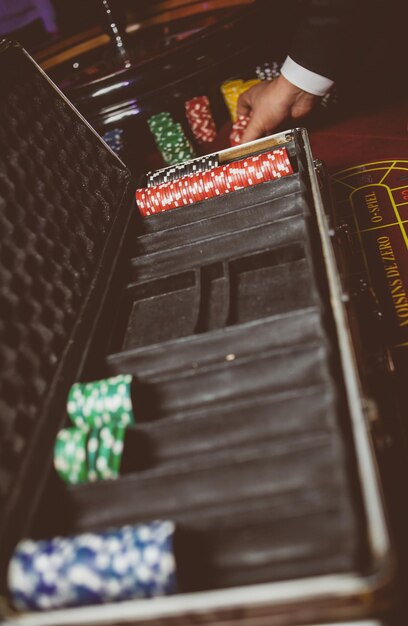 Foto le fiches da poker colorate del casinò giacciono sul tavolo da gioco nell'elaborazione fotografica vintage dello stack