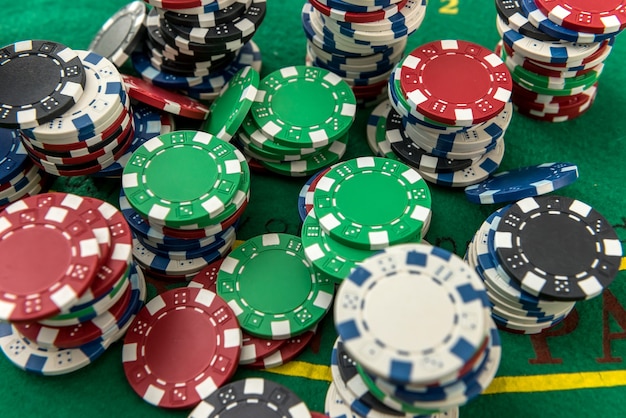 Casino gokken chips op groene tafel. Alles voor spel. Poker