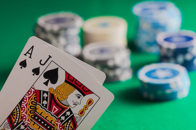 Casino gokken concept Blackjack en pokerfiches op groen vilt