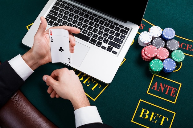 사진 카지노, 온라인 도박, 기술 및 사람 개념 - 카드 놀이를 하는 포커 플레이어의 클로즈업