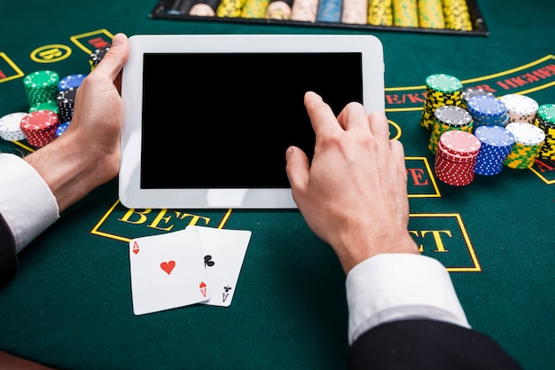 Foto casinò, gioco d'azzardo online, tecnologia e concetto di persone