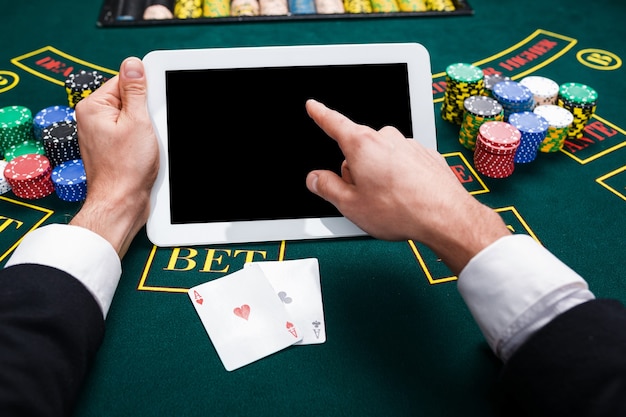 Foto casinò, gioco d'azzardo online, tecnologia e concetto di persone