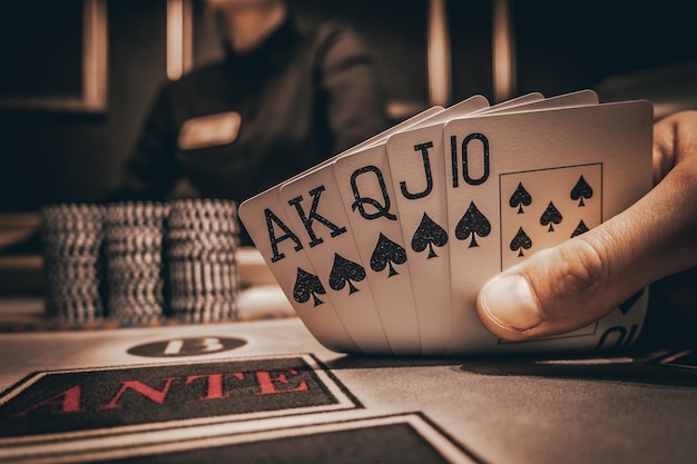 Foto casino poker chips achtergrond met kopie ruimte poker aces paar pokerhanden pokerspel man's hand