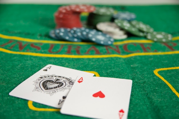 Фишки и карты для покера в казино