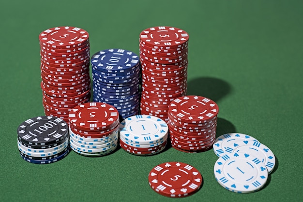 녹색 테이블에 카지노 포커 게임입니다. 도박 테마