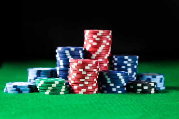 Casino pokerfiches op groene tafel oppervlak. gokken, fortuin