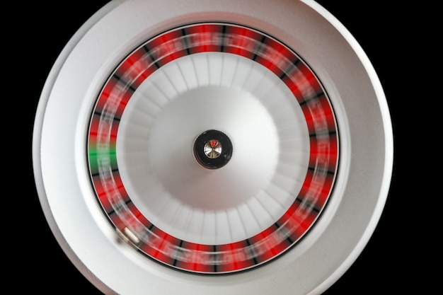 Ruota della roulette del casinò isolata sulla superficie nera