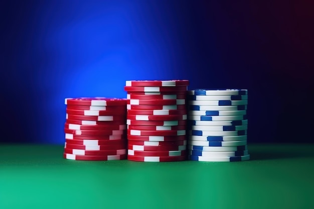 緑のテーブル上のカジノ トークンまたはカジノ ポーカー チップの背景をぼかし生成 AI