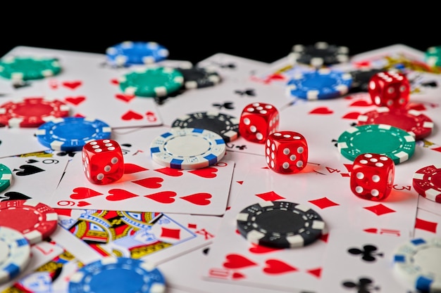 Casinofiches speelkaarten en dobbelstenen op donkere reflecterende achtergrond