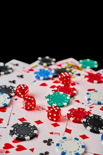 Casinofiches speelkaarten en dobbelstenen op donkere reflecterende achtergrond