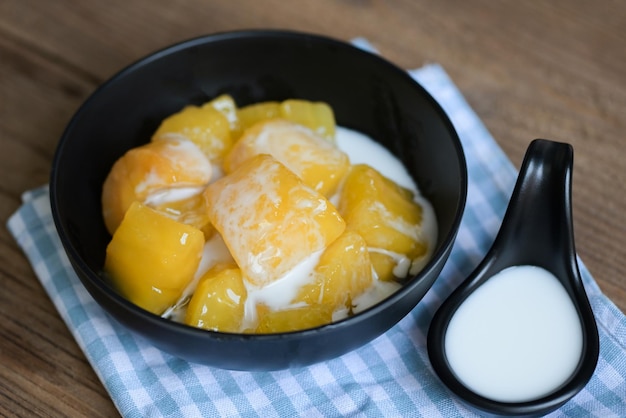 Cassave eten op tafel eten zoet dessert gemaakt van gekookte cassave suiker en kokosmelk Thais eten